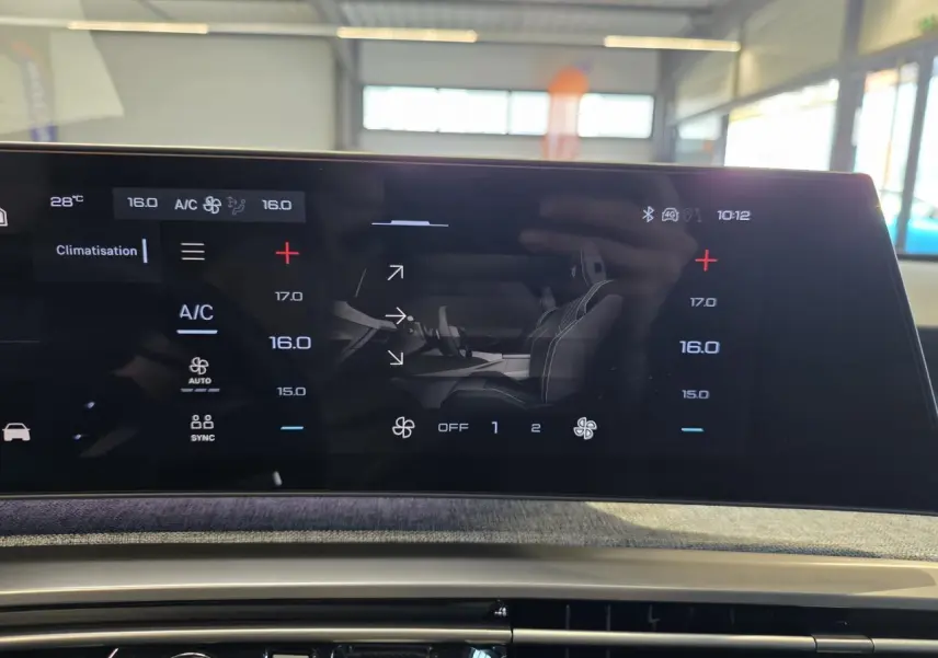 Écran tactile du tableau de bord du Peugeot 3008 hybride 2025 montrant la climatisation et les réglages de ventilation.