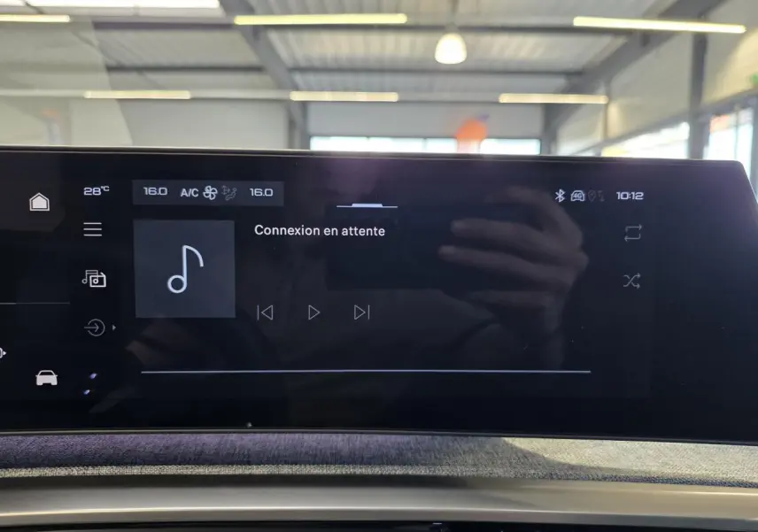 Peugeot 3008 bleu clair vue de face en intérieur, mettant en valeur l'écran tactile du tableau de bord.