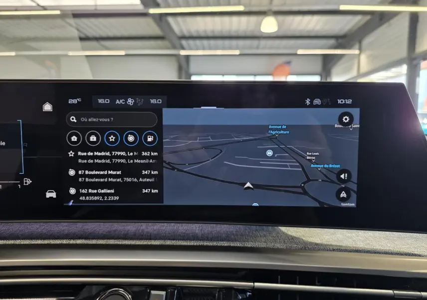 Vue rapprochée de l'écran tactile du tableau de bord du Peugeot 3008 2025 avec navigation 3D affichée.