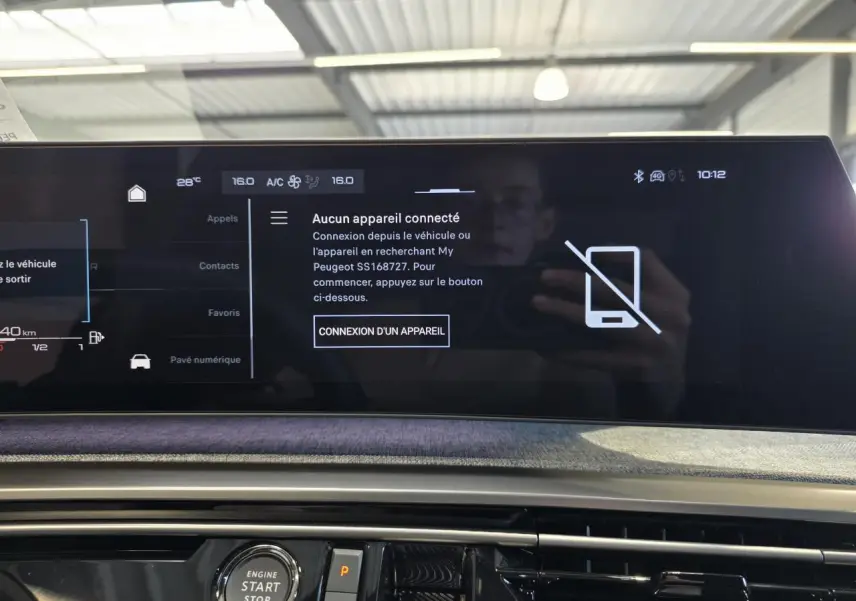Vue rapprochée de l'écran tactile et console centrale du Peugeot 3008 hybride 2025 avec affichage connecté et bouton start/stop.