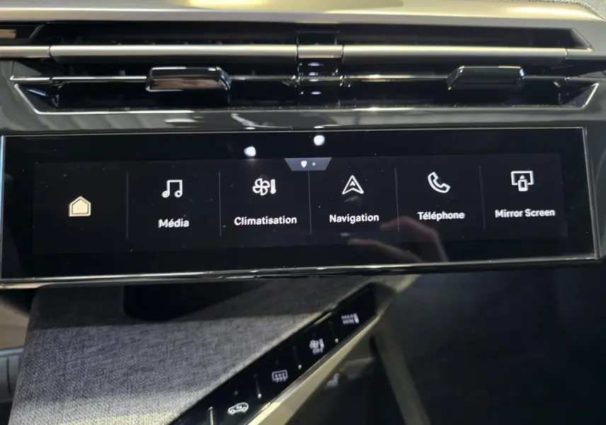 Écran tactile central du tableau de bord du Peugeot 3008 Hybrid 2025 avec commandes multimédia et climatisation.