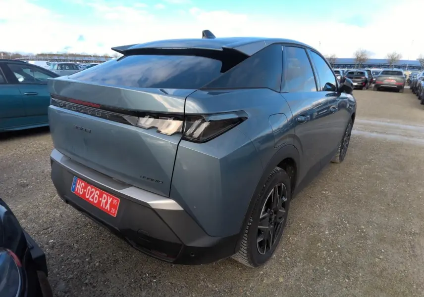 Vue 3/4 arrière droite d’un Peugeot 3008 hybride bleu clair avec feux arrière LED et toit noir brillant.