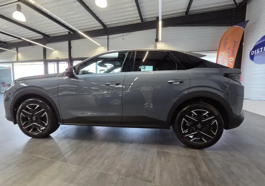 Vue de profil côté gauche du Peugeot 3008 2025 bleu clair avec jantes alliage noires et toit noir brillant.