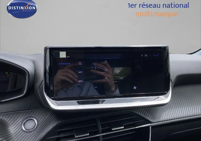 Vue intérieure centrée sur l'écran tactile du tableau de bord de la Peugeot 208 gris sélénium métal, finition Allure.