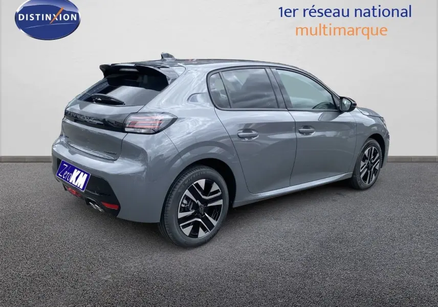 Peugeot 208 Hybrid gris sélénium métal vue 3/4 arrière droit, jantes noires et détails noirs brillants.