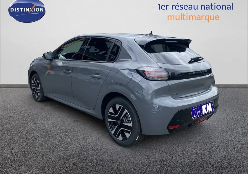 Vue 3/4 arrière droite d'une Peugeot 208 hybride gris selenium metal avec jantes noires et détails noirs brillants.