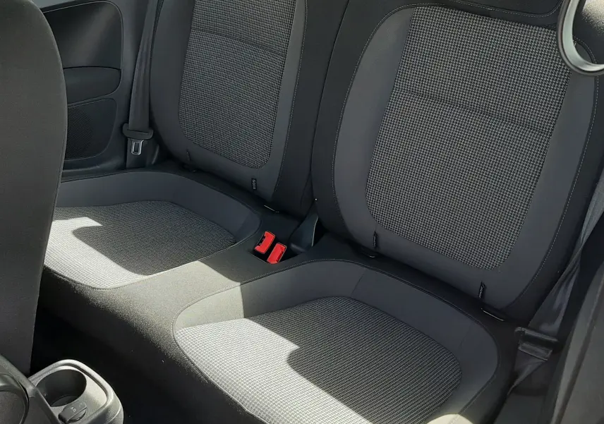 Vue intérieure arrière droite des sièges en tissu noir et gris du Volkswagen New Beetle 2015, version 1.2 TSI Origin.