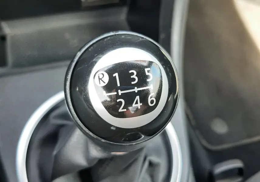Gros plan sur le levier de vitesses manuel noir du Volkswagen New Beetle 1.2 TSI 2015, montrant les six rapports et la marche arrière.