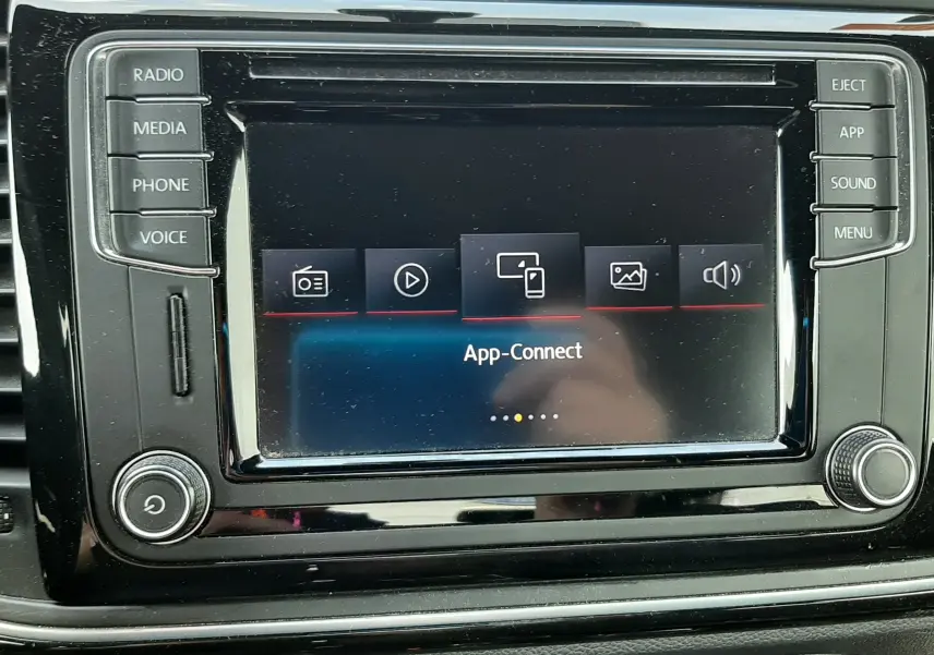 Écran tactile central en gros plan du Volkswagen New Beetle noir 2015, affichant l'interface App-Connect.