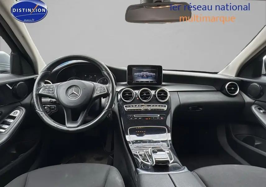 Intérieur noir de la Mercedes Classe C 180 d 2017, vue frontale du tableau de bord et volant multifonction.
