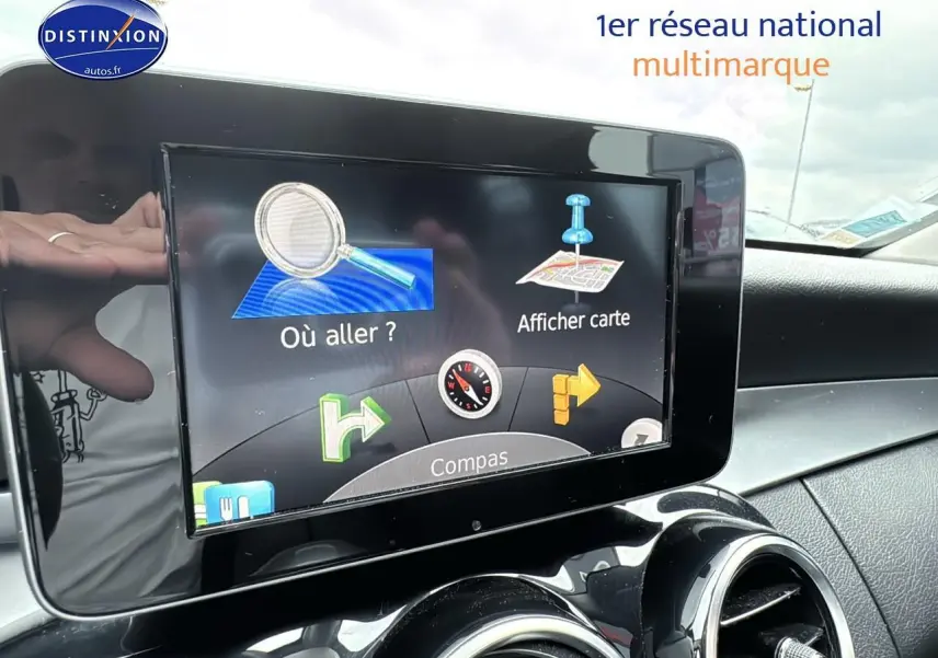 Écran central du système de navigation d'une Mercedes Classe C 180 d business 2017, intérieur noir brillant.