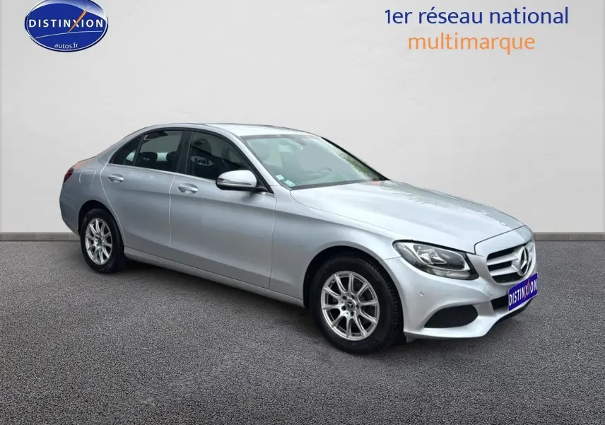 Mercedes Classe C 180 d business gris alu vue 3/4 avant droit avec jantes alliage et calandre distinctive.