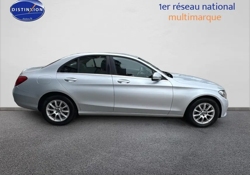 Profil côté gauche d'une Mercedes Classe C 180 d business gris alu de 2017 avec jantes alliage et carrosserie lisse.