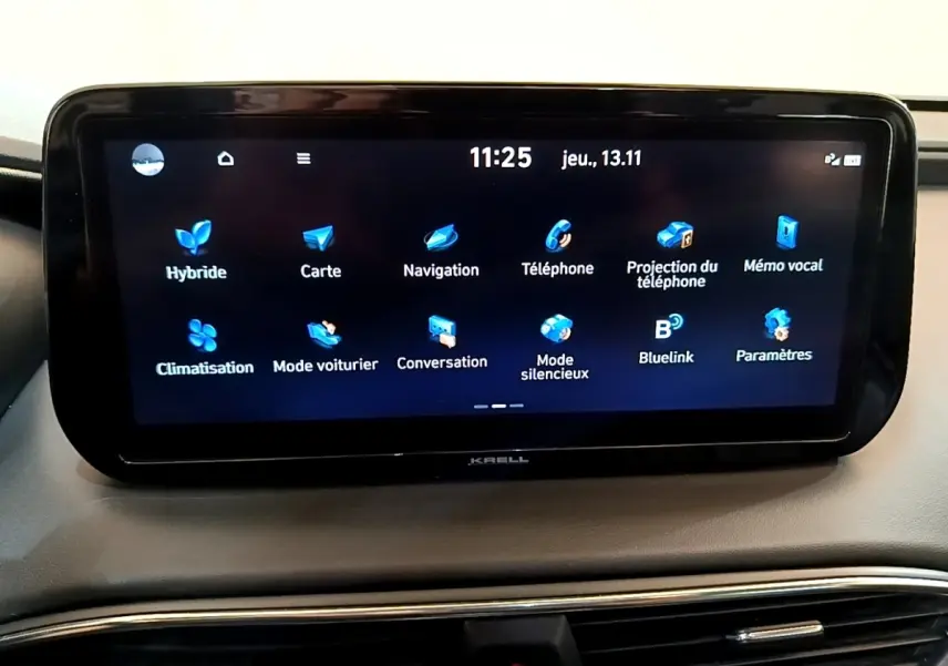 Écran tactile central du Hyundai Santa Fe hybride 2022 affichant les options de navigation et communication.