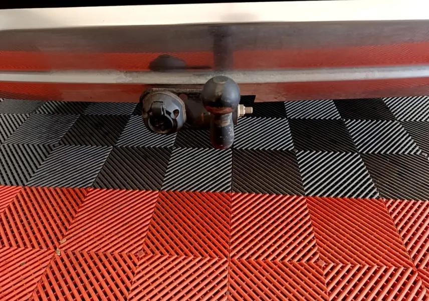 Gros plan sur l'attelage de remorque noir sous le pare-chocs arrière blanc du Hyundai Santa Fe 2022 hybride.