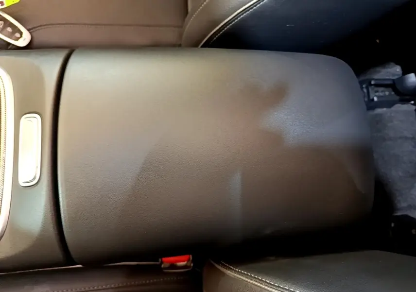 Vue rapprochée de l'accoudoir central en cuir noir de l'intérieur du Hyundai Santa Fe hybride 2022.