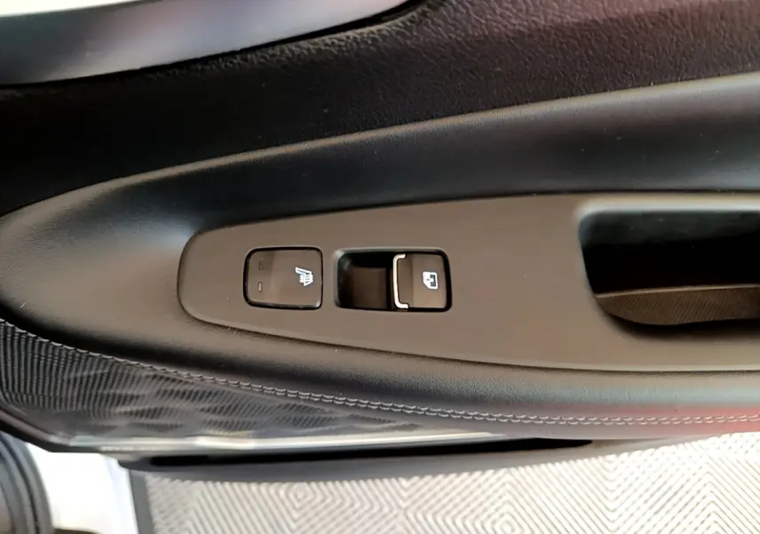 Boutons de verrouillage et chauffage siège sur la porte côté conducteur du Hyundai Santa Fe blanc 2022.
