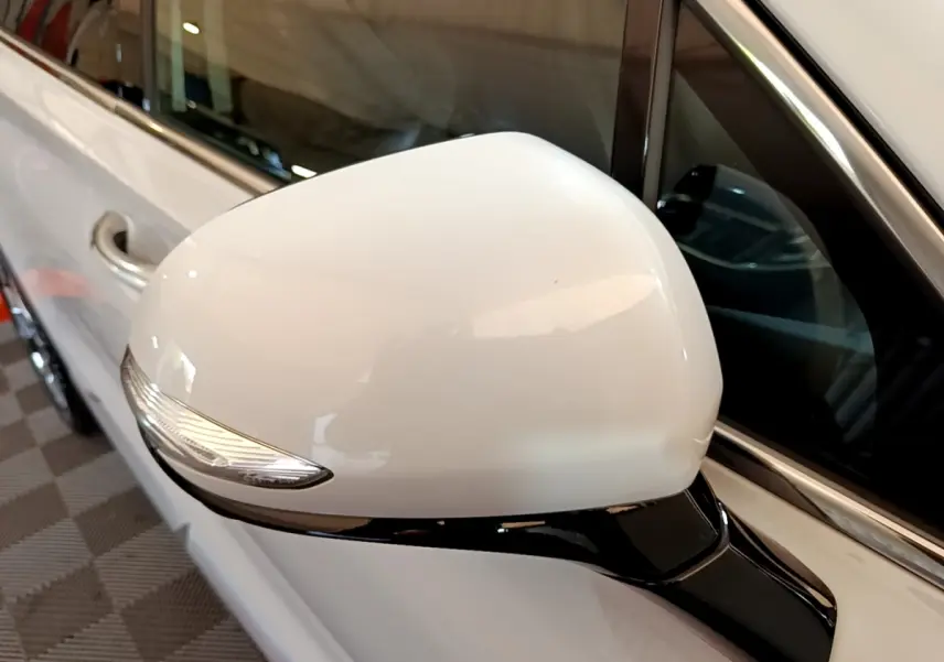 Rétroviseur blanc côté gauche du Hyundai Santa Fe 2022 avec clignotant intégré et carrosserie visible.