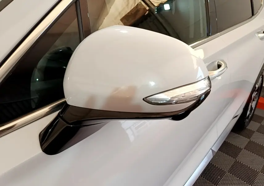 Rétroviseur droit blanc avec clignotant intégré sur Hyundai Santa Fe hybride 2022, vue rapprochée côté passager.