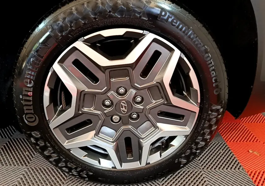 Gros plan sur la jante alliage au design moderne avec logo Hyundai, montée sur pneu Continental PremiumContact 6.