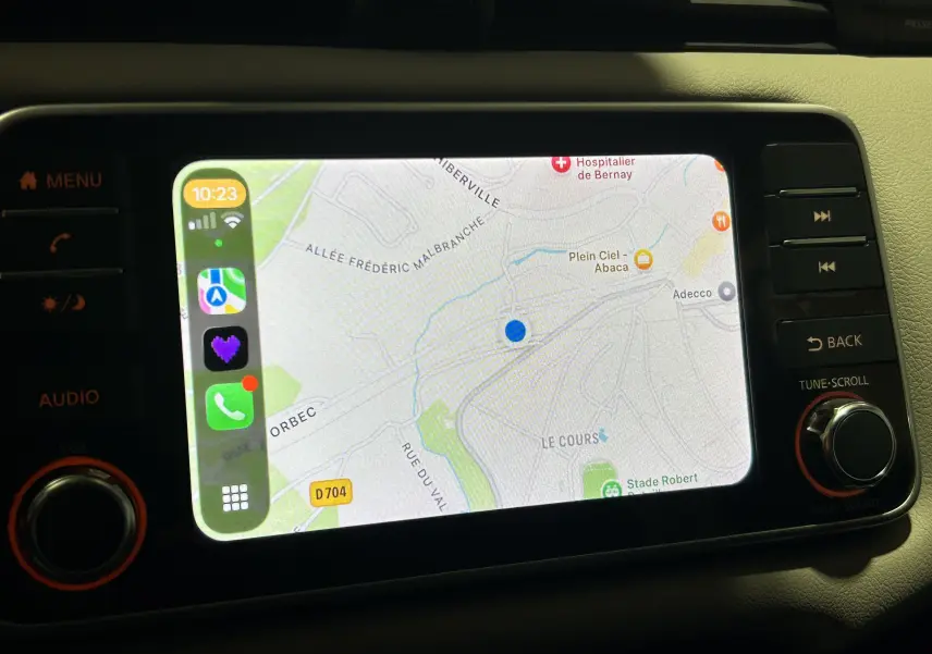 Écran tactile central de la Nissan Micra blanc 2021 affichant la navigation avec interface Car Play.