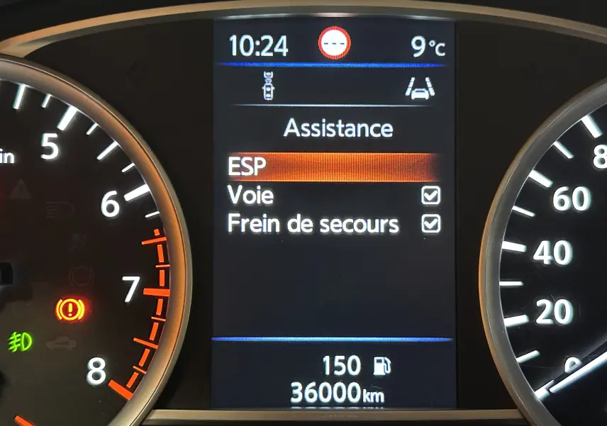 Tableau de bord de Nissan Micra blanc 2021 montrant l'écran d'assistance avec ESP et compteur à 36 000 km.