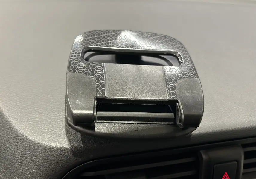 Support smartphone noir fixé sur le tableau de bord gris de la Nissan Micra 100ch blanc, vue rapprochée intérieure.