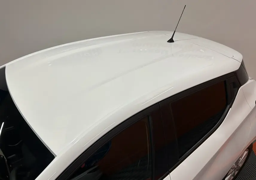 Vue plongeante sur le toit blanc et les vitres teintées côté droit de la Nissan Micra 2021 cinq portes.