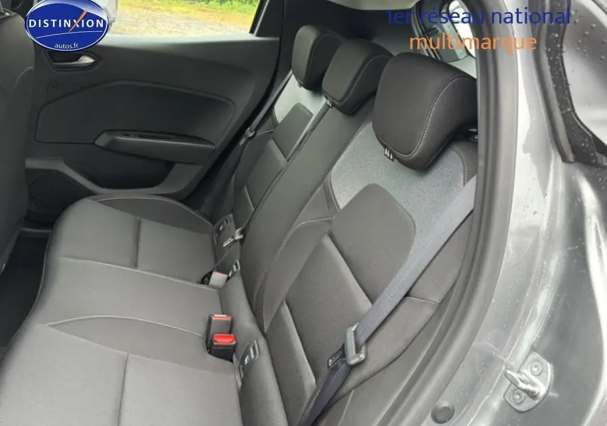 Banquette arrière vue côté droit de la Renault Clio V gris schiste avec ceintures et fixations Isofix visibles.
