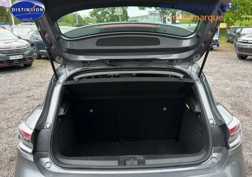 Vue arrière ouverte du coffre d'une Renault Clio V gris schiste, montrant l'espace de chargement vide.