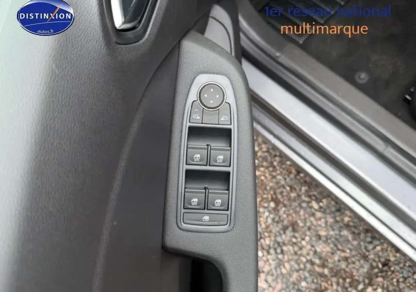 Commande des vitres et rétroviseurs côté gauche sur porte ouverte d’une Renault Clio V gris schiste 2026.