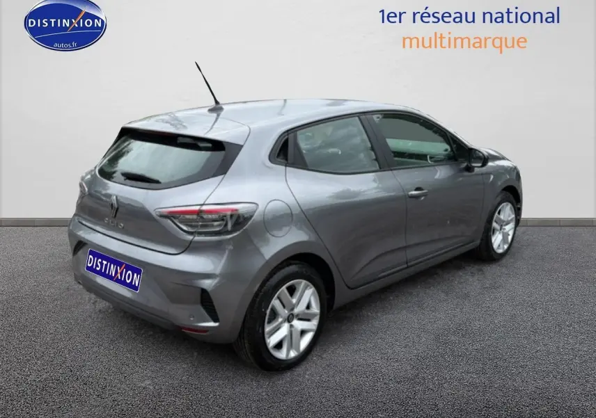 Renault Clio V gris schiste vue 3/4 arrière droit, avec feux arrière LED et becquet noir.