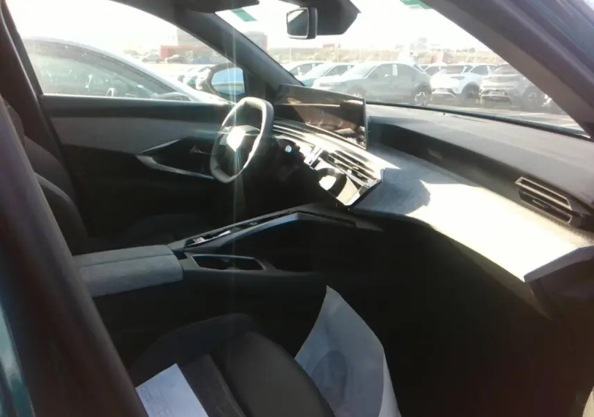 Vue intérieure côté conducteur du Peugeot 5008 2025, avec tableau de bord moderne et écran panoramique flottant.