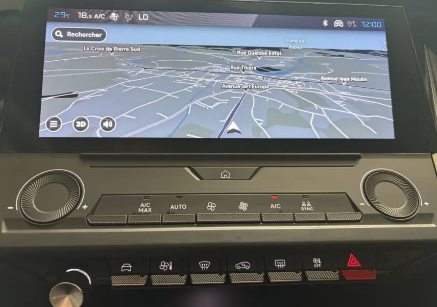 Vue rapprochée de l’écran tactile central et des commandes de climatisation du tableau de bord de la Peugeot 308 blanche 2024.