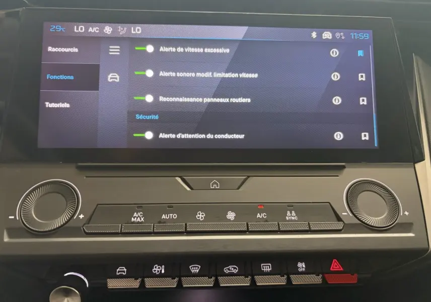Écran tactile central de la Peugeot 308 2024 blanc affichant les réglages d’alerte et sécurité du véhicule.