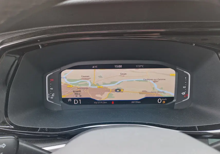 Affichage numérique du tableau de bord du Volkswagen California 2021 montrant la navigation et les informations de conduite.