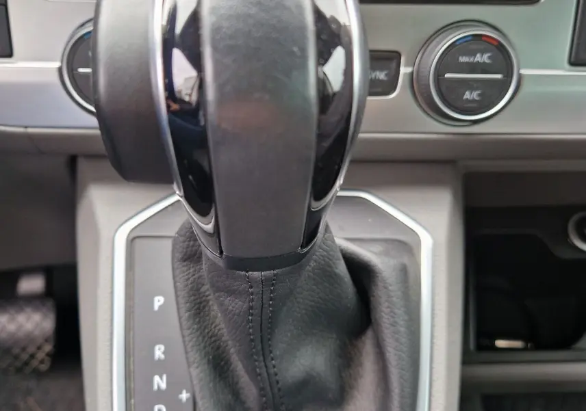 Gros plan sur les commandes multifonctions au volant du Volkswagen California Cooper bronze 2021, avec boutons noirs et argentés.