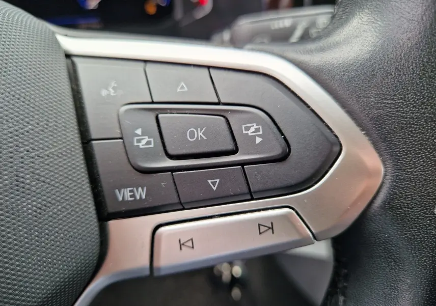 Gros plan sur le levier de vitesses automatique noir du Volkswagen California 2021 avec commandes climatisation en arrière-plan.