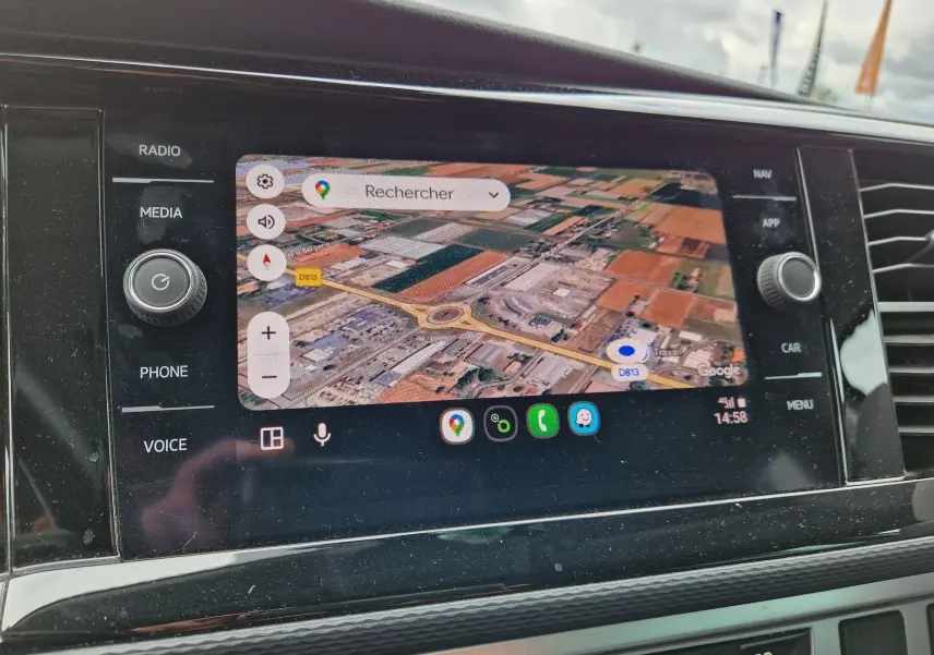 Écran tactile central du Volkswagen California 2021 affichant une carte satellite avec navigation active.