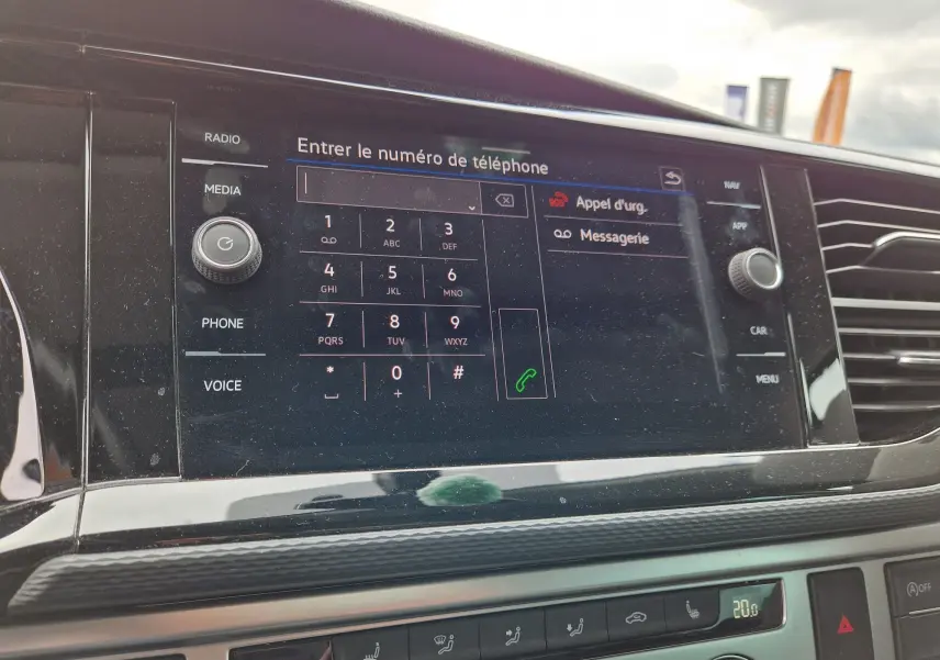 Gros plan sur l'écran tactile central du Volkswagen California 2021, affichant le clavier pour entrer un numéro de téléphone.