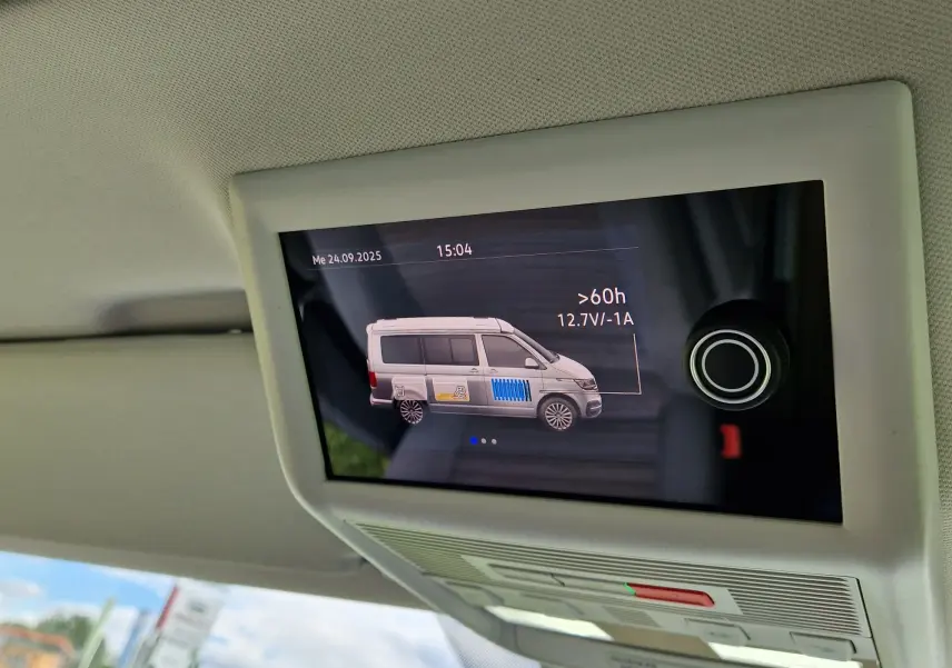 Écran de contrôle intérieur montrant un Volkswagen California 2.0 TDi Cooper bronze en profil droit.