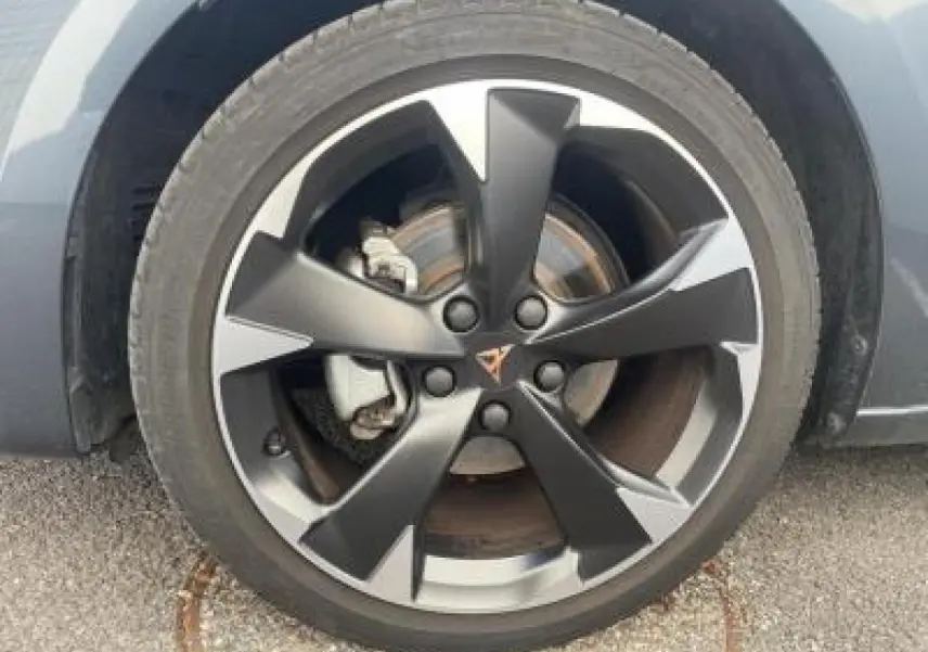 Gros plan sur la jante alliage 18'' Performance bicolore du côté avant gauche d'une CUPRA Leon gris magnetic metal.