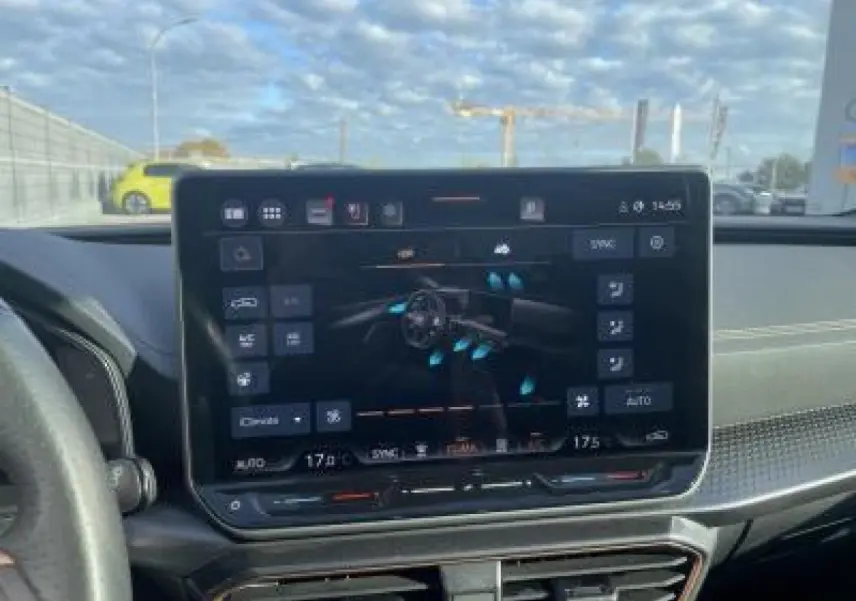 Écran tactile HD 12,9'' du système multimédia dans l'habitacle d'une CUPRA Leon 2025, vue avant centrée.