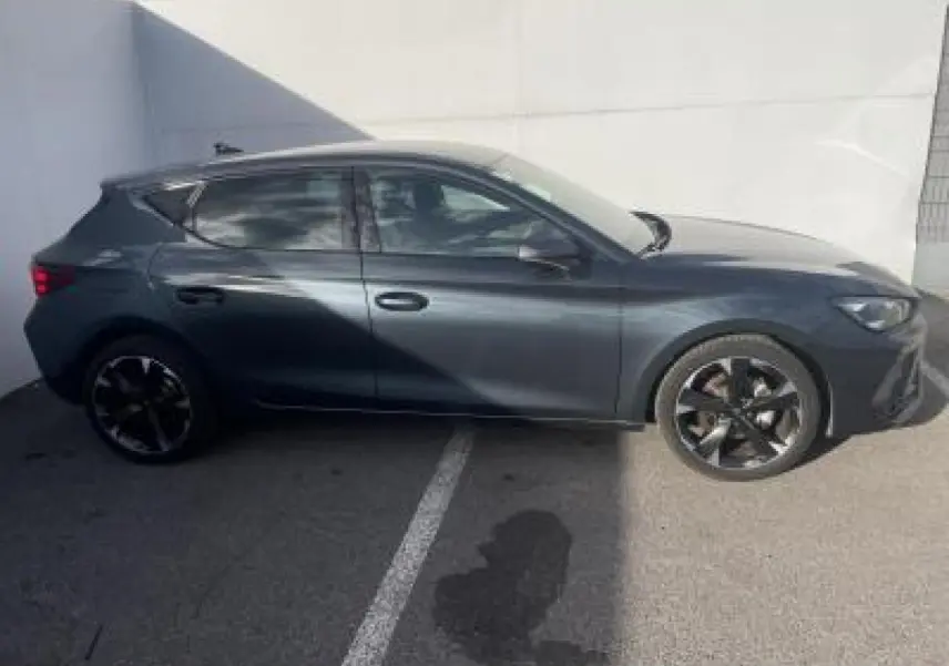 Profil côté gauche de la CUPRA Leon 2025 gris Magnetic Metal avec jantes alliage noires et vitres surteintées.