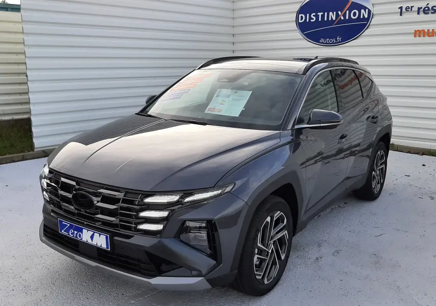 Vue 3/4 avant d'un Hyundai Tucson 2025 gris Ecotronic avec jantes alliage 19" et phares LED Matrix.