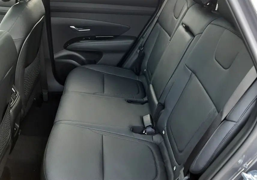 Vue intérieure côté droit des sièges arrière en cuir noir du Hyundai Tucson 2025 finition Executive.