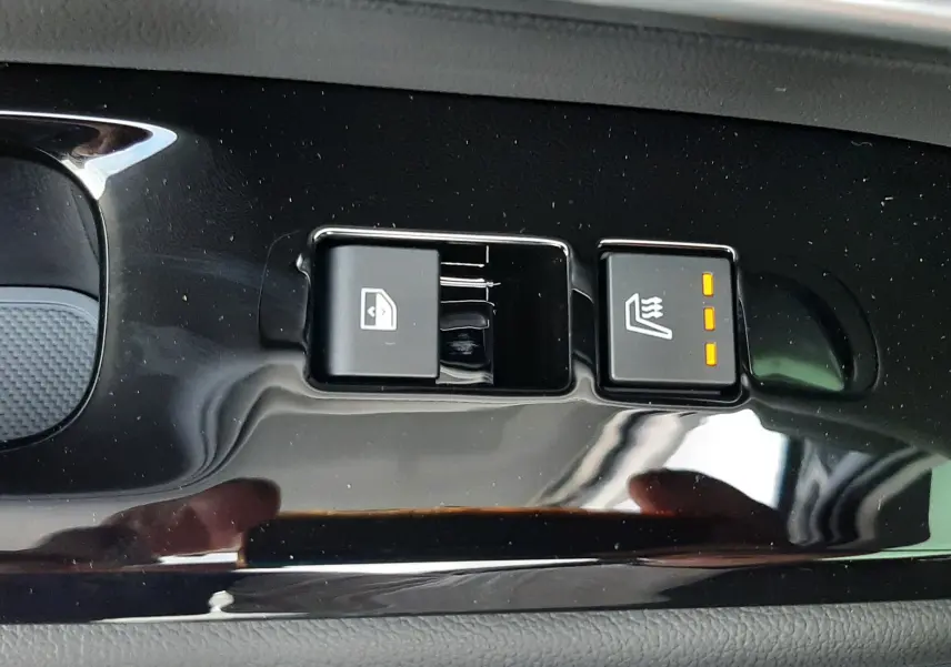 Gros plan sur les boutons de commande de la fenêtre et siège chauffant côté conducteur du Hyundai Tucson gris Ecotronic 2025.