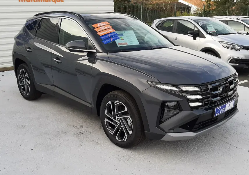 Hyundai Tucson 2025 gris Ecotronic en 3/4 avant droit, jantes alliage 19” et phares LED Matrix visibles.