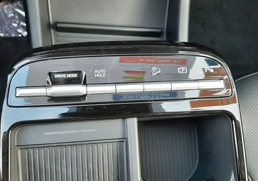 Vue rapprochée de la console centrale noire du Hyundai Tucson 2025 avec commandes Drive Mode et Auto Hold.