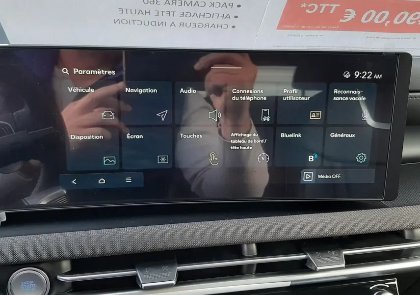 Écran tactile central du tableau de bord du Hyundai Tucson 2025 avec commandes numériques et bouton start/stop visible.